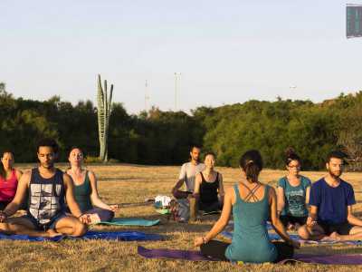 Per l'occasione ci uniamo alla lezione che sta per cominciare. Partiamo con la posizione pi� classica, rimanendo cio� seduti con le gambe incrociate e le braccia larghe poggiate sulle ginocchia